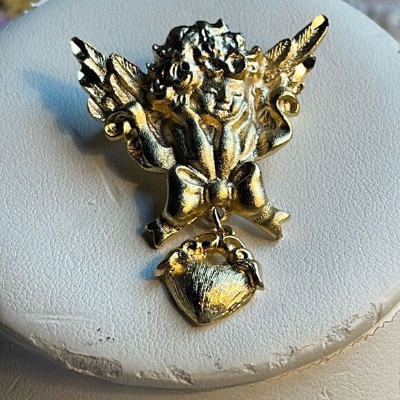 Vintage Cherub with dangle heart brooch USA stamped - Picture 1 of 8